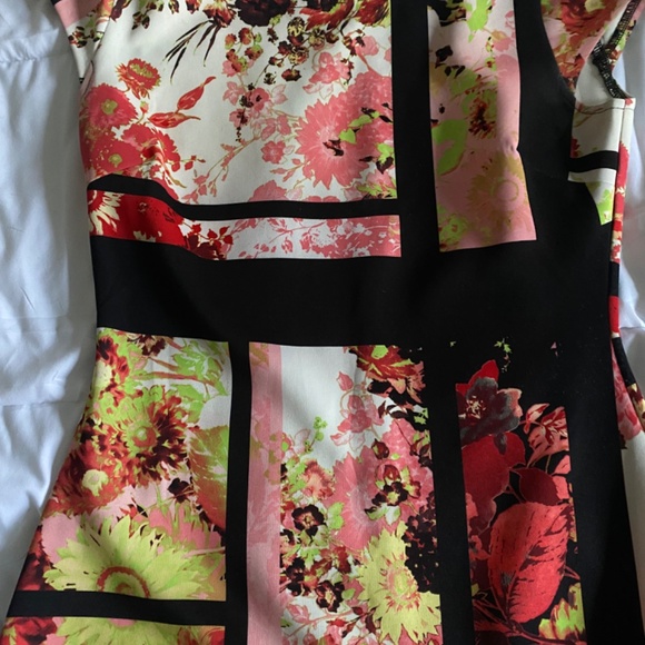 Floral fitted dress. - Picture 5 of 8